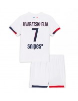 Otroške Nogometnih dresov Paris Saint-Germain Khvicha Kvaratskhelia #7 Gostujoči 2025-26 Kratki rokavi (+ hlače)